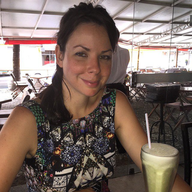 One happy customer with her suco de abacaxi com hortela.