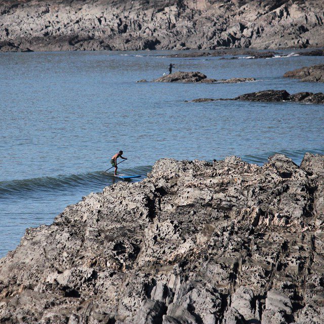 Cheeky one behind the headland. #woolacombe #devon #sup #standuppaddle #surfing Photo by: @essexrambler