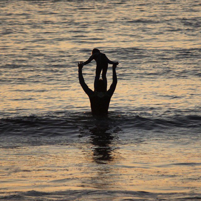 Father, daughter, laughter and nature. #woolacombe #devon Photo by: @essexrambler