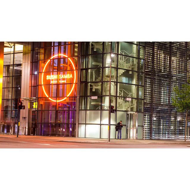 Traffic at the crossroads next to the Heron Tower, City of London. #timelapse #timelapselondon #nightphotography #london #herontower #canon #canon550d